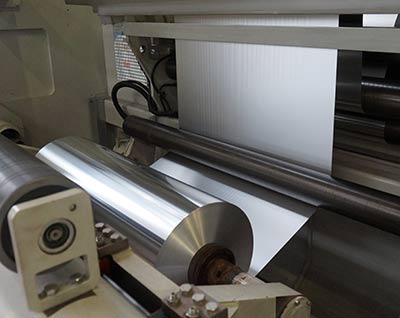 Wir führen Folien, Bänder und Bleche aus Aluminium, Edelstahl, Elektrolyt-Kupfer, PET/PE/PP Kunststoff, Papier sowie Verbundfolien.