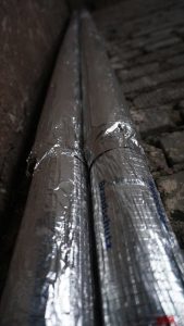 Aluminiumverbundfolie mit Gelege zur hochwirksamen Wärmeisolation von Rohren.