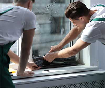 Selbstklebende Folie. Schälhaftung, Scherkraft und Normen