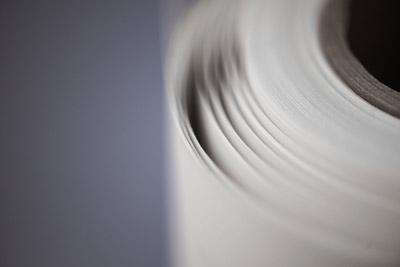 Kraftpapier (braun, recycelt und weiss) lieferbar in 60-200 g/m².